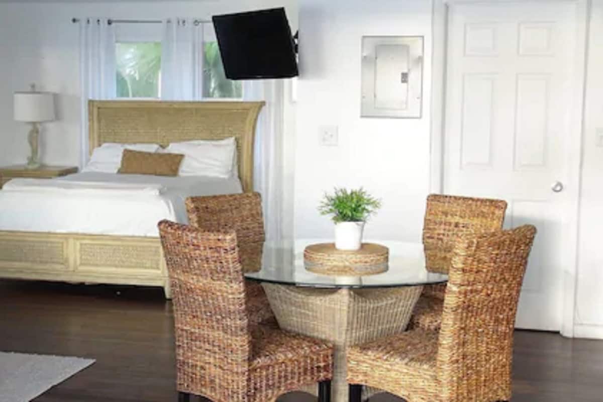 Standard Room, 1 Queen Bed, Non Smoking, Ocean View | Egyptian cotton sheets, down comforters, individually decorated