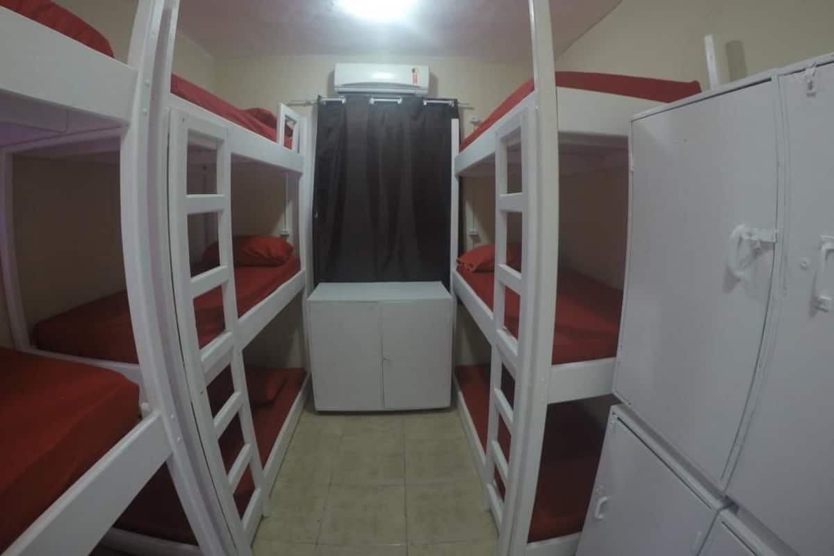 Dormitório compartilhado clássico, várias camas, para não fumantes | Cortinas blackout, Wi-Fi de cortesia