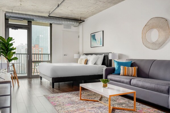 Estudio clásico, 1 cama de matrimonio grande, no fumadores (Self Check-in with Virtual Front Desk) | Ropa de cama de alta calidad y edredones de plumas