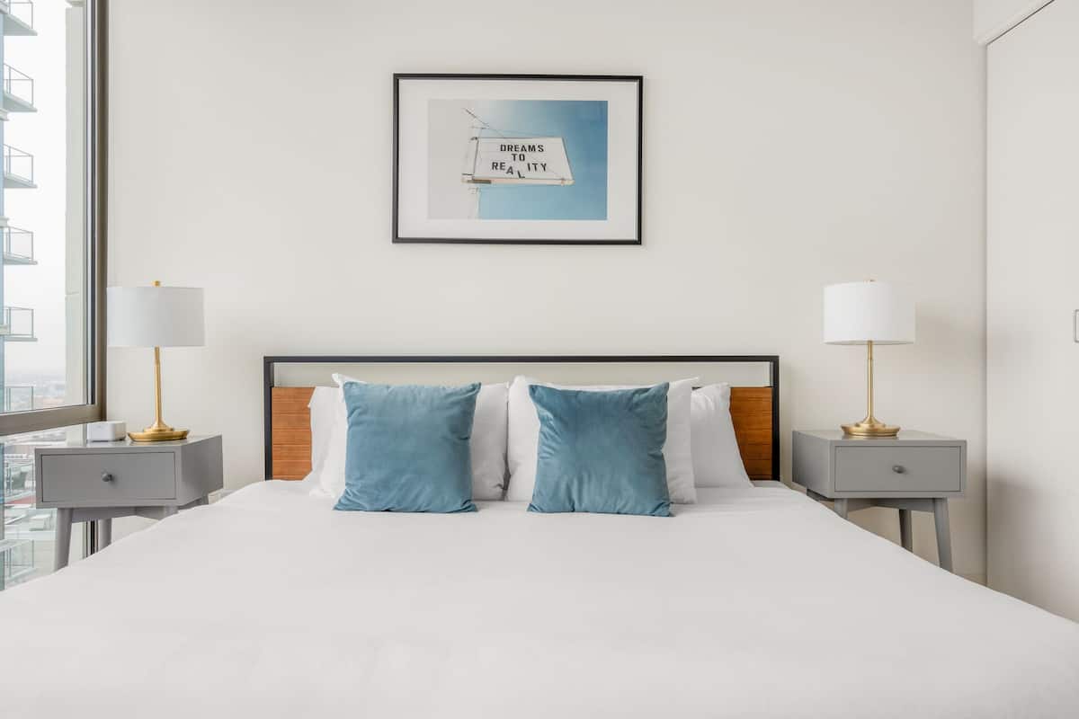 Klassiek appartement, 2 slaapkamers, niet-roken, balkon (Self Check-in with Virtual Front Desk) | Luxe beddengoed, donzen dekbedden, bedden met traagschuimmatras