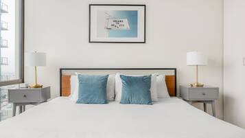 Klassiek appartement, 2 slaapkamers, niet-roken, balkon (Self Check-in with Virtual Front Desk) | Luxe beddengoed, donsdekens, bedden met traagschuimmatrassen