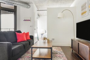 Estudio Deluxe, 1 cama de matrimonio, no fumadores, balcón (Self Check-in with Virtual Front Desk) | Zona de estar | Smart TV de 42 pulgadas con canales digitales, una televisión