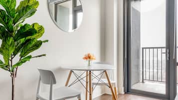 Classic Studio, 1 King Bed, Non Smoking, Kitchen (Self Check-in with Virtual Front Desk) | In-room dining