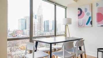 Familienapartment, 3 Schlafzimmer, Nichtraucher, Balkon (Self Check-in with Virtual Front Desk) | Essbereich im Zimmer