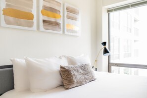 Apartamento família, 3 quartos, para não fumantes, sacada (Self Check-in with Virtual Front Desk) | Roupas de cama premium, edredons de pluma