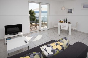 Appartement romantique, 1 grand lit et 1 canapé-lit | Aire de séjour | Téléviseur ACL