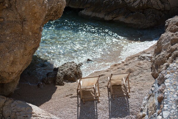 Privatstrand, Liegestühle, Sonnenschirme, Strandtücher