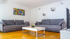 Grand Apartment, Multiple Beds | Living room