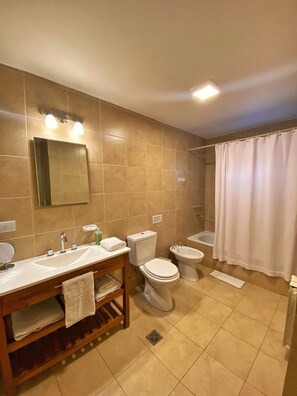 Traditioneel appartement, 1 queensize bed met slaapbank | Badkamer | Een bad/douchecombinatie, een diep bad, een regendouche