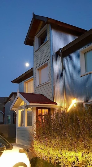 Fassade der Unterkunft – Abend/Nacht
