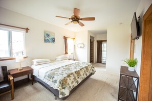Standard Suite, 1 King Bed, Private Bathroom, Garden View | Free WiFi, bed sheets - Hilo Vacation Rental (Hilo)