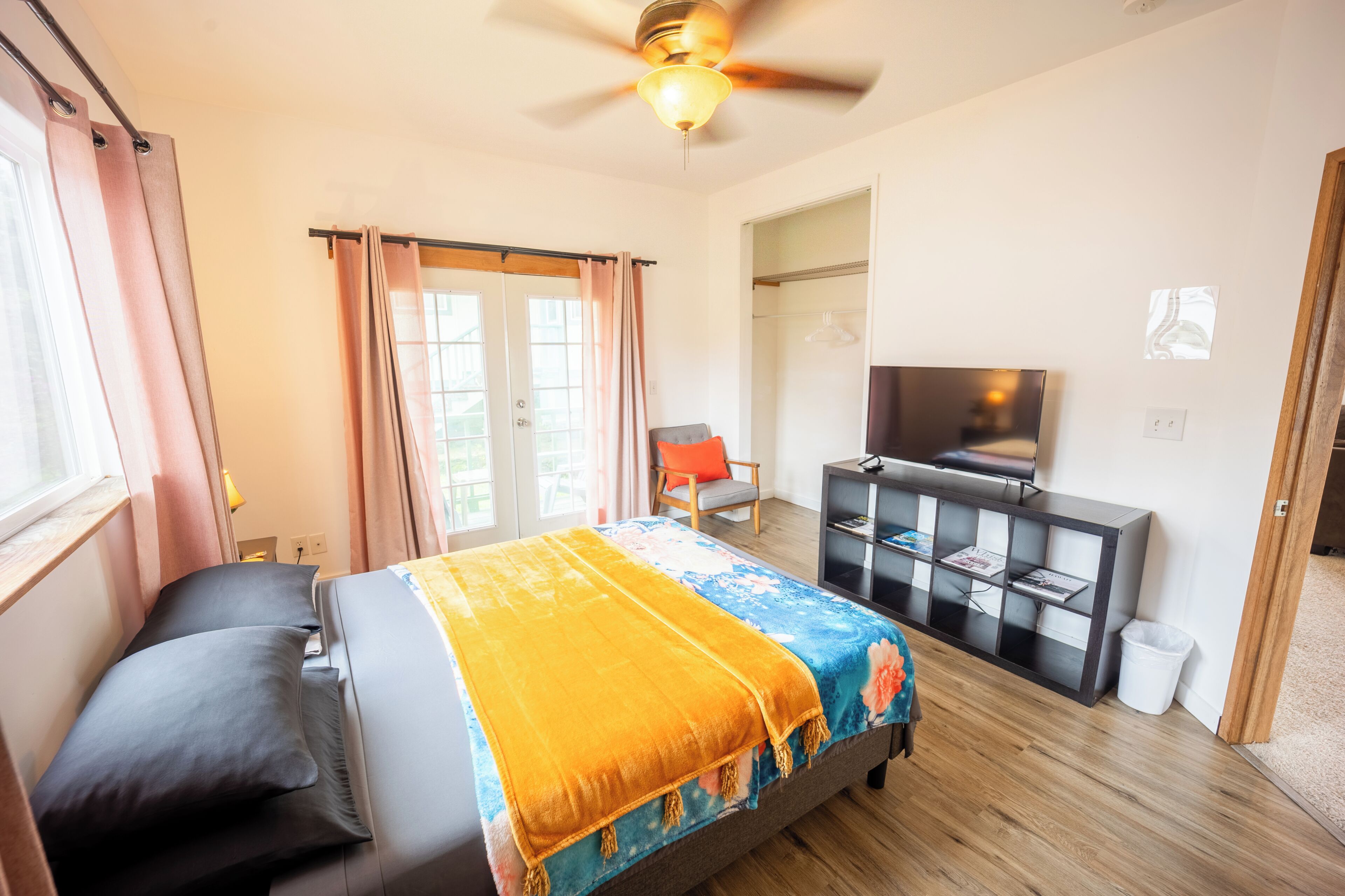 Une chambre à coucher avec un lit, une télévision, un bureau et une chaise.