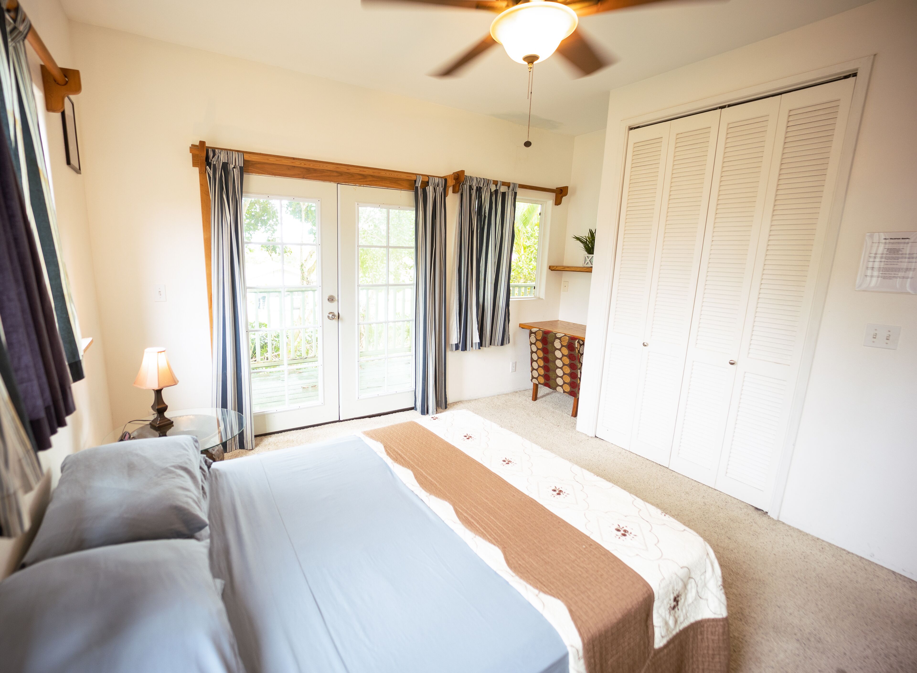 Economy tweepersoonskamer, 1 queensize bed, gedeelde badkamer, uitzicht op tuin | Gratis wifi, beddengoed