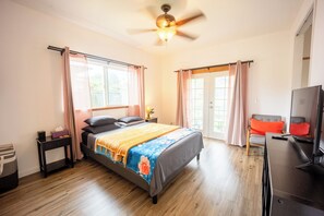 Economy Double Room, 1 Queen Bed, Shared Bathroom, Garden View - Hilo Vacation Rental (Hilo)