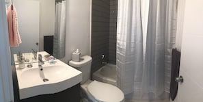 Familien-Maisonette, Mehrere Betten, Nichtraucher | Badezimmer | Komfortbadewanne, kostenlose Toilettenartikel, Haartrockner, Handtücher