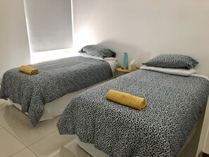 Familjeduplex - flera sÀngar - icke-rökare | 3 sovrum, mörklÀggningsgardiner, strykjÀrn/strykbrÀda och gratis wi-fi
