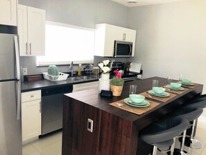 Familien-Maisonette, Mehrere Betten, Nichtraucher | Essbereich im Zimmer