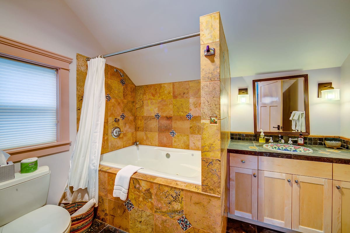 Luxury Suite, Jetted Tub, Garden View | Jetted tub