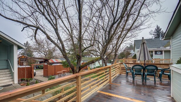 Luksussuite, 1 kingsize-seng, massasjebadekar, hageutsikt | Terrasse/patio