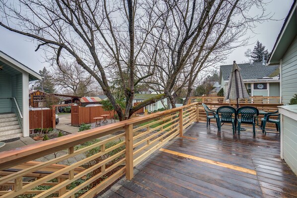 Suite Mewah, 1 Tempat Tidur King, jet tub, pemandangan kebun | Teras/patio