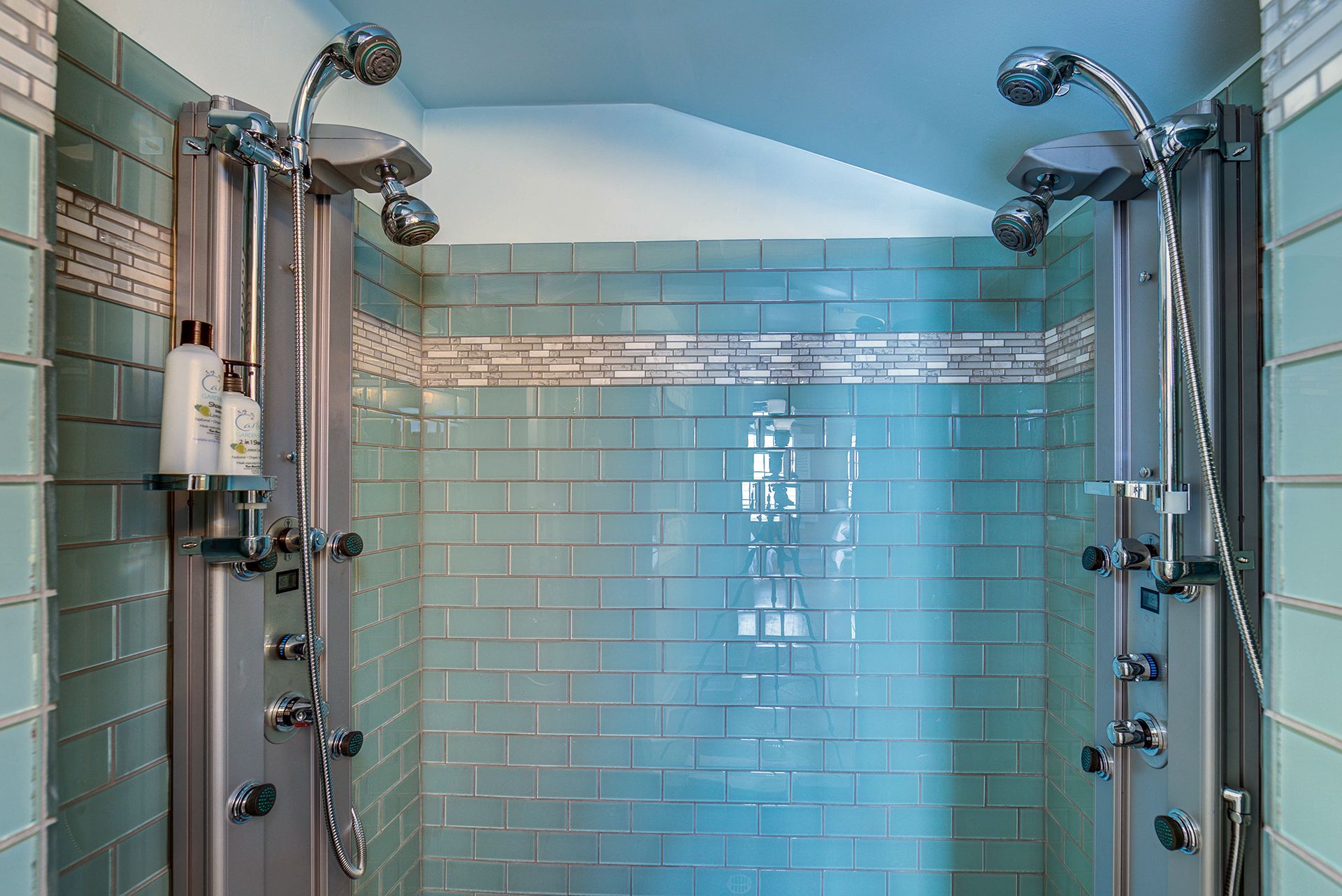 Suite luxueuse, Plusieurs lits, terrasse | Douche de la salle de bain