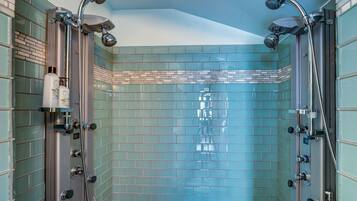 Suite luxueuse, Plusieurs lits, terrasse | Douche de la salle de bain