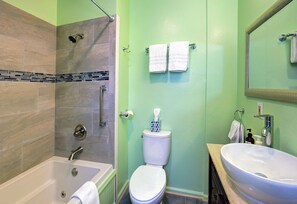 Luxury Suite, 1 King Bed, Garden View | Bathroom | Free toiletries, hair dryer, towels - Carlisle Garden Suites (Ashland)