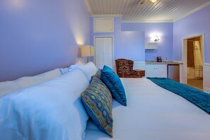 Luxury Suite, 1 King Bed, Jetted Tub | Individually decorated, individually furnished, iron/ironing board - Carlisle Garden Suites (Ashland)