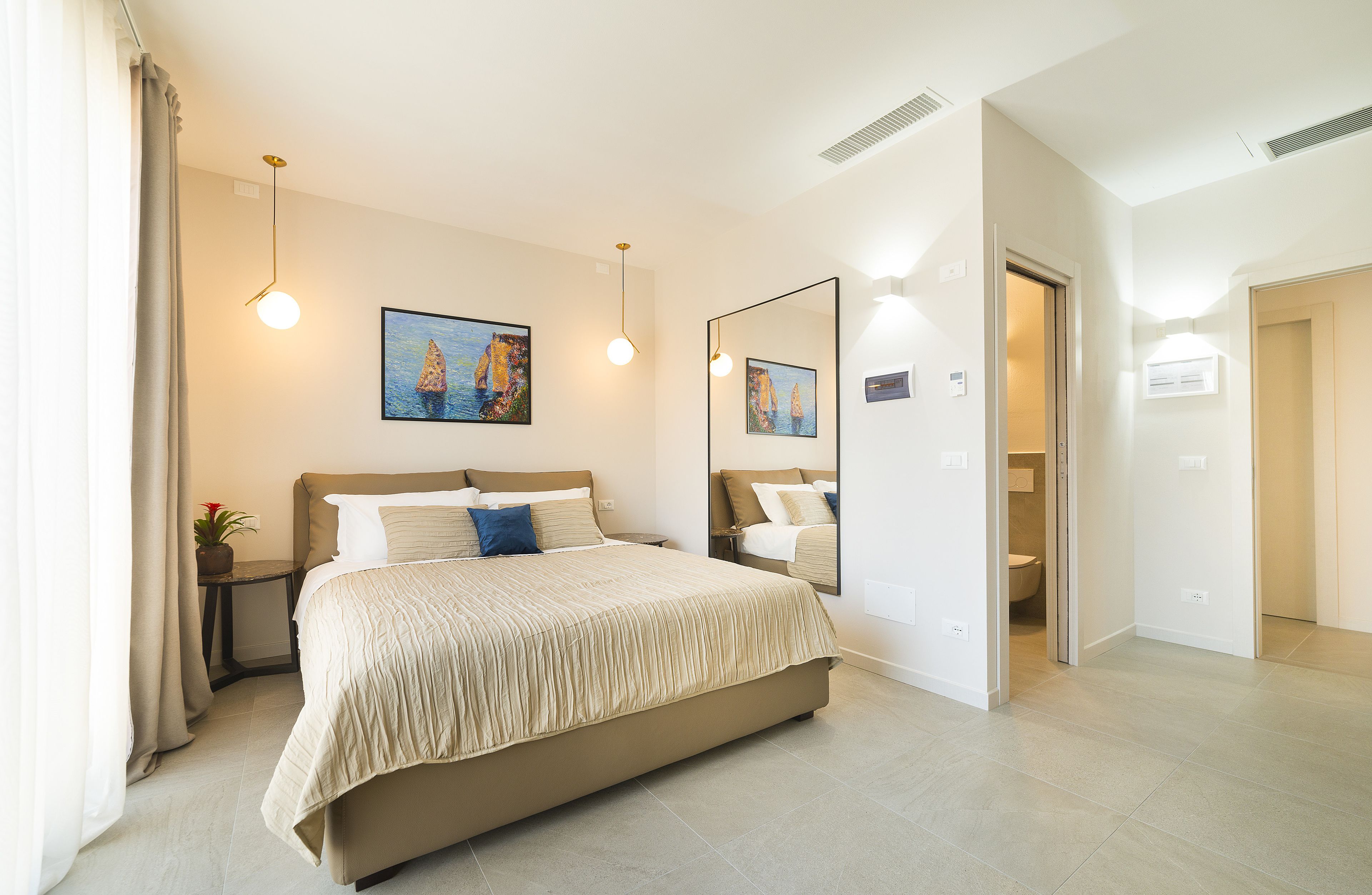 Family Townhome | Pillow-top beds, minibar, in-room safe, desk