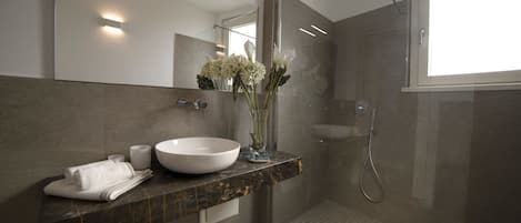 Double Room, 1 Queen Bed, Non Smoking | Bathroom | Shower, rainfall showerhead, hair dryer, bidet