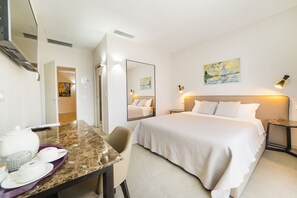 Double Room, 1 Queen Bed, Non Smoking | Pillowtop beds, minibar, in-room safe, desk - Garda Room (Peschiera del Garda)