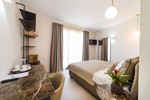 Double Room, 1 Queen Bed, Non Smoking | Pillowtop beds, minibar, in-room safe, desk