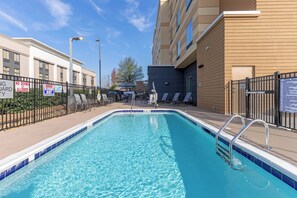 حمّام سباحة خارجي