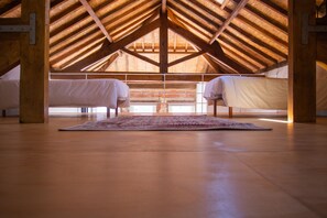 Loft Familial, vue cour intérieure, en mezzanine | Lits bébé (gratuits), Wi-Fi gratuit, draps fournis