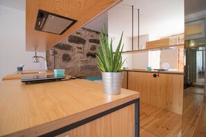Geladeira, micro-ondas, cooktop, chaleira elétrica