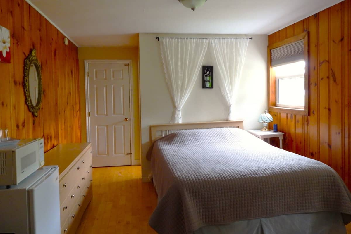 Decoración personalizada, muebles diferentes y cortinas blackout
