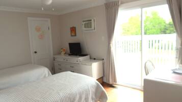 Room, 2 Twin Beds, Non Smoking, Balcony | Individually decorated, individually furnished, blackout drapes