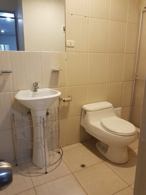 Apartment, 2 Schlafzimmer (7 people) | Badezimmer | Dusche, Handtücher, Seife, Shampoo