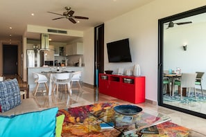 Condo luxueux, 2 chambres, non-fumeur, vue sur l’océan | Aire de séjour | Téléviseur à écran plat de 42 po avec télévision par câble, téléviseur