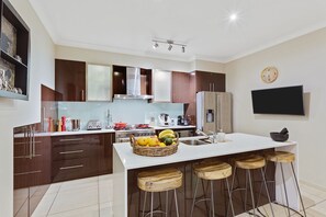 Comfort House, 5 Bedrooms, Non Smoking, Private Pool | Dapur peribadi | Peti sejuk/penyejuk beku saiz penuh, ketuhar gelombang mikro, ketuhar