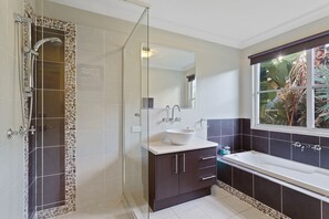 Comfort House, 5 Bedrooms, Non Smoking, Private Pool | Bathroom | Separate bathtub and shower, towels, soap, shampoo - Resort Style Home near Airport & CBD (Hendra)