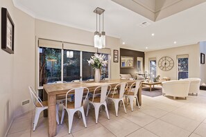 Comfort House, 5 Bedrooms, Non Smoking, Private Pool | In-room dining