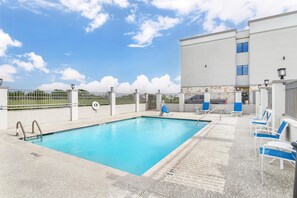 Outdoor pool, open 10:00 AM to 10 PM, sun loungers - Best Western Plus Waller Hotel (Waller)