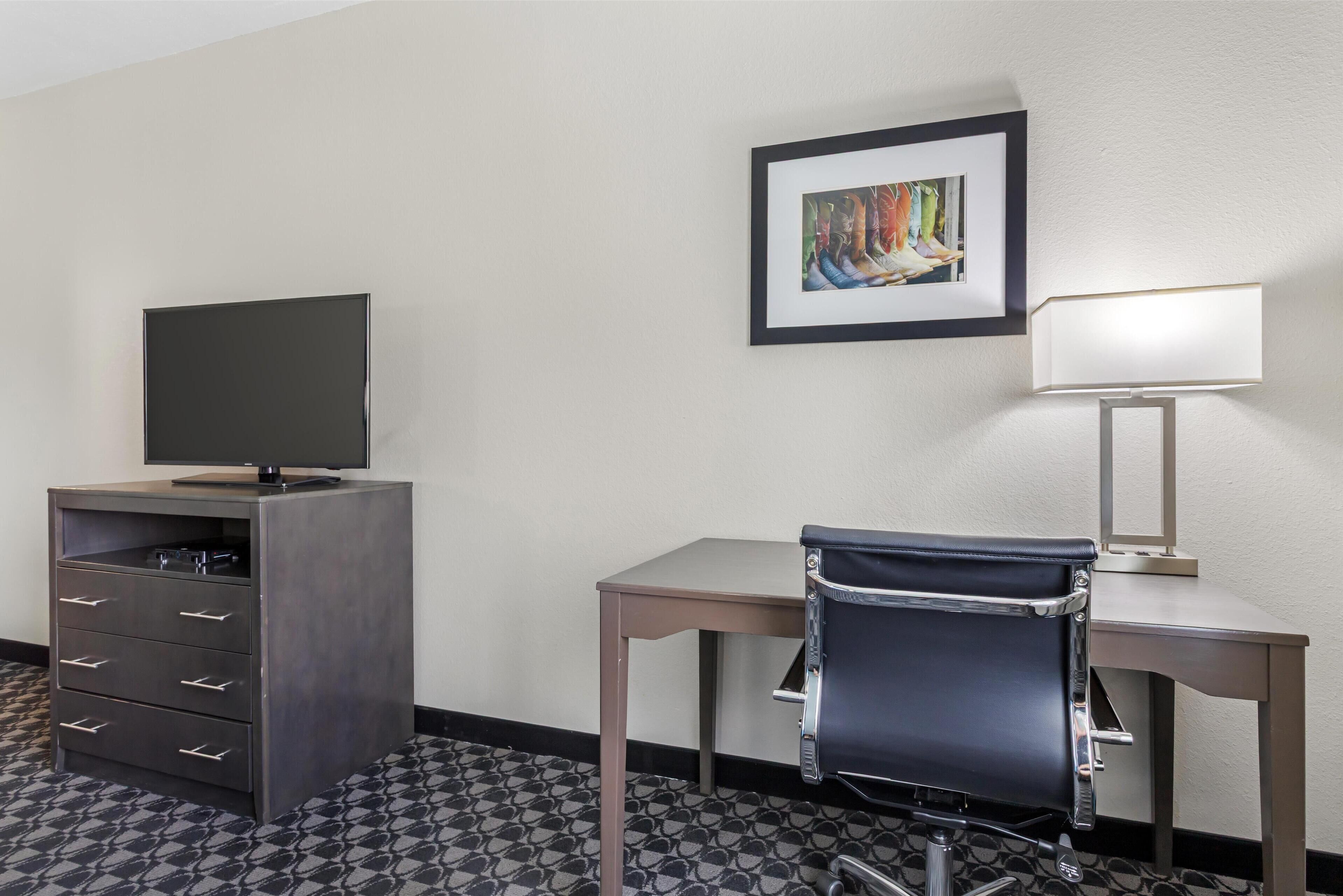 standard room, 1 king bed, non smoking, microwave | pillow-top beds, desk, laptop workspace, iron/ironing board