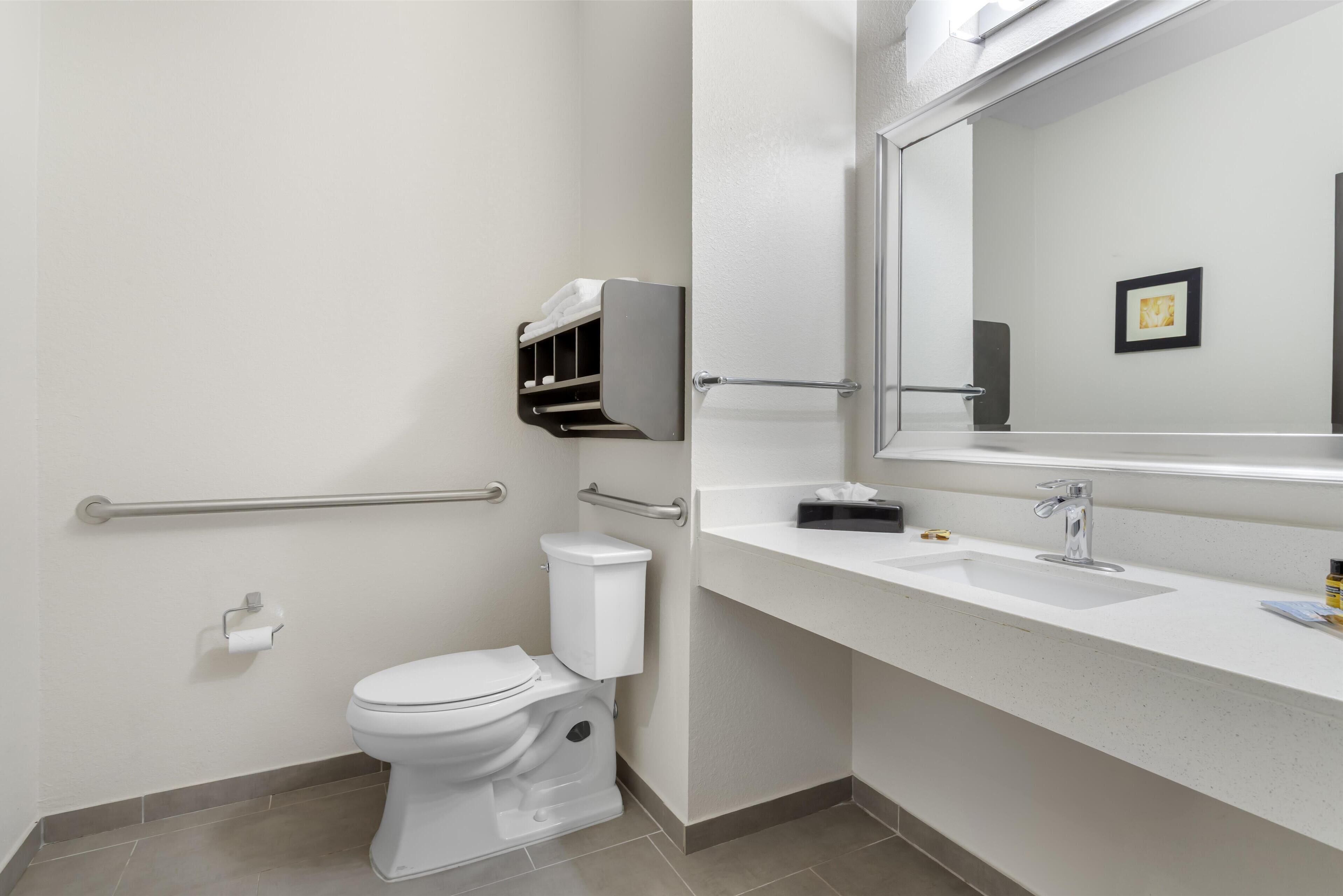 deep-soaking bathtub, hydromassage showerhead, free toiletries