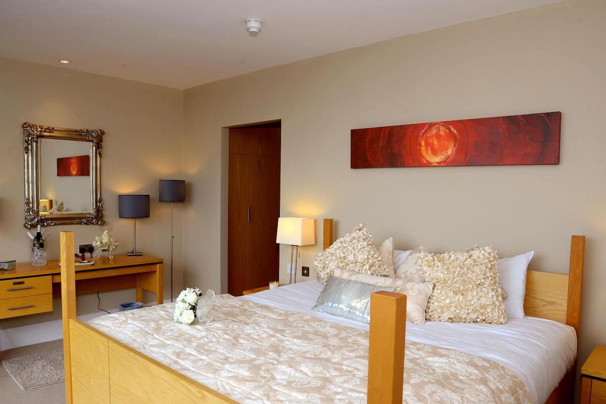 Habitación estándar, 1 cama matrimonial, para no fumadores | Escritorio, espacio para trabajar con laptop y cortinas blackout