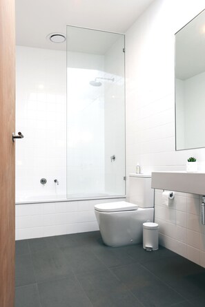 하우스, 침실 4개, 테라스 | 욕실 | 샤워기/욕조 결합, 전신 욕조, 레인폴 샤워기, 타월