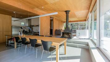 Nhà, 4 phòng ngủ, hiên | Khu vực ăn uống tại phòng