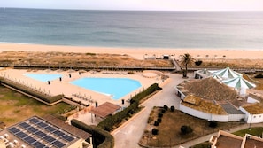 Una piscina cubierta, una piscina al aire libre