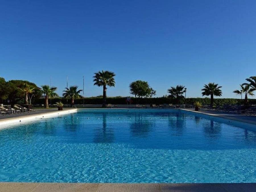 Una piscina techada, una piscina al aire libre